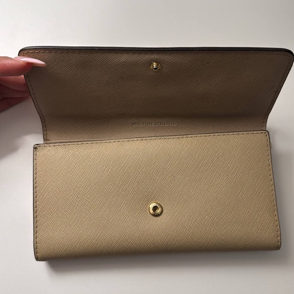 Michael Kors Wallet - Picture 6 of 6